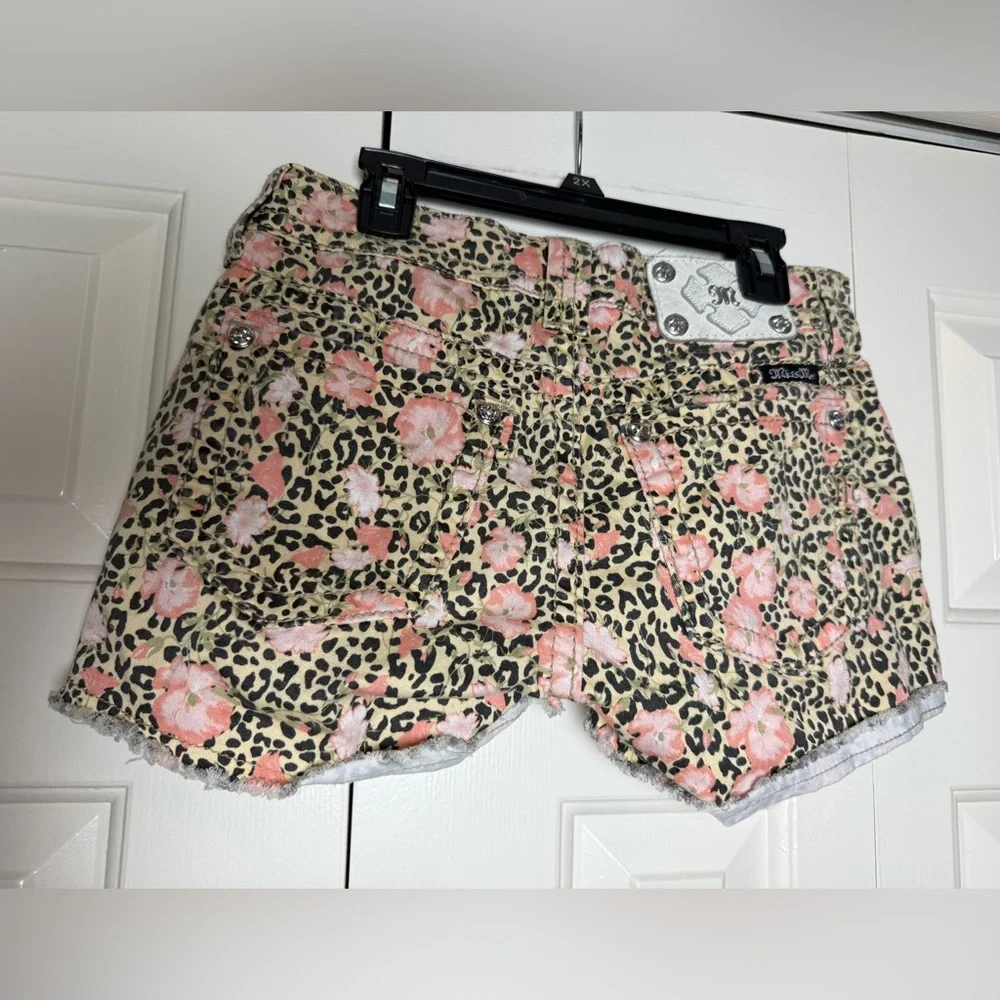 Miss Me‎ low-rise hibiscus floral leopard print fray denim shorts